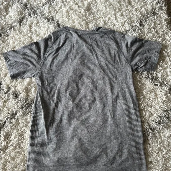 Lululemon Metal Vent Tech Short Sleeve Grey - Picture 2 of 3